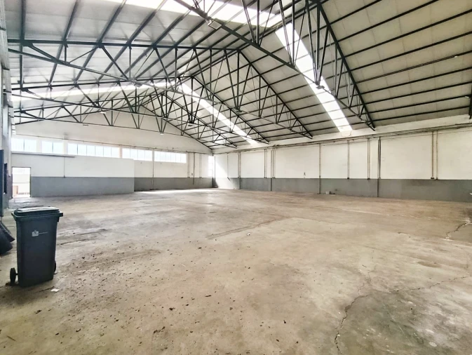 Armazém para Arrendamento em Milheiros Foto 4