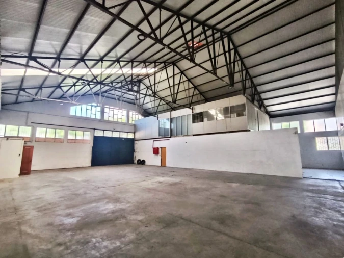 Armazém para Arrendamento em Milheiros Foto 6