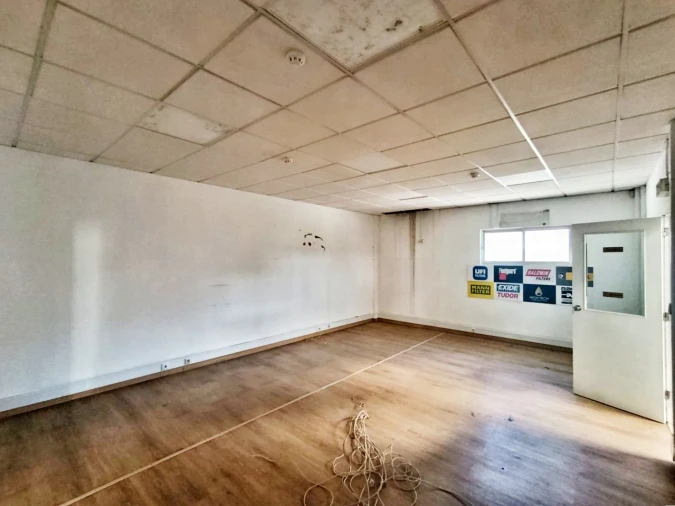 Armazém para Arrendamento em Milheiros Foto 12