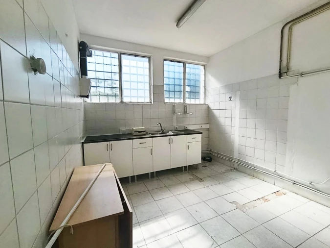 Armazém para Arrendamento em Milheiros Foto 14