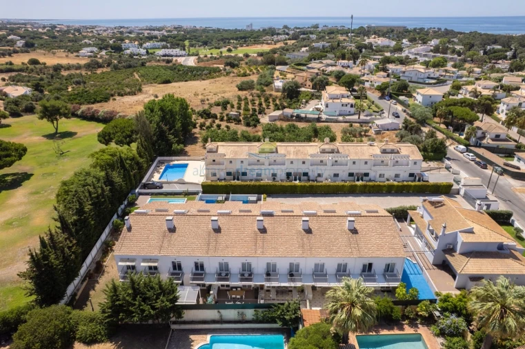 Moradia T4 para Venda em Albufeira e Olhos de Água Foto 1
