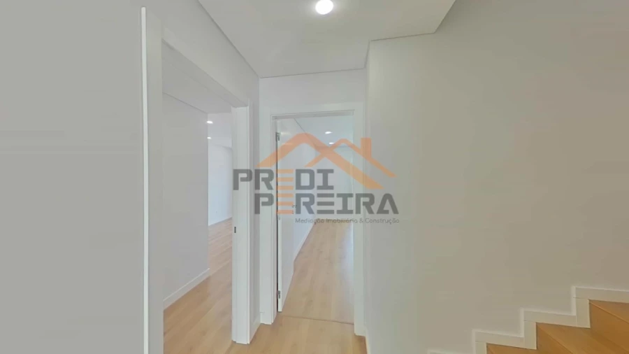 Moradia T4 para Venda em Ramada e Caneças Foto 15