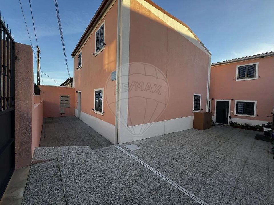 Apartamento T2 para Arrendamento em Camarate, Unhos e Apelação Foto 1