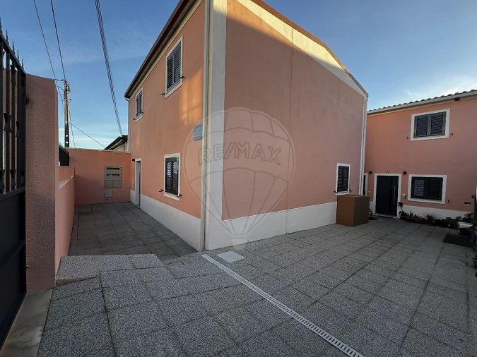 Apartamento T2 para Arrendamento em Camarate, Unhos e Apelação Foto 1