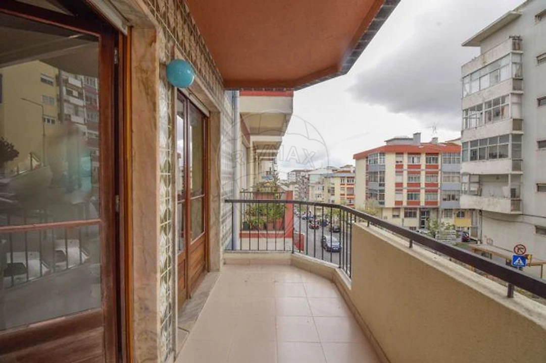 Apartamento T3 para Venda em Massamá e Monte Abraão Foto 1