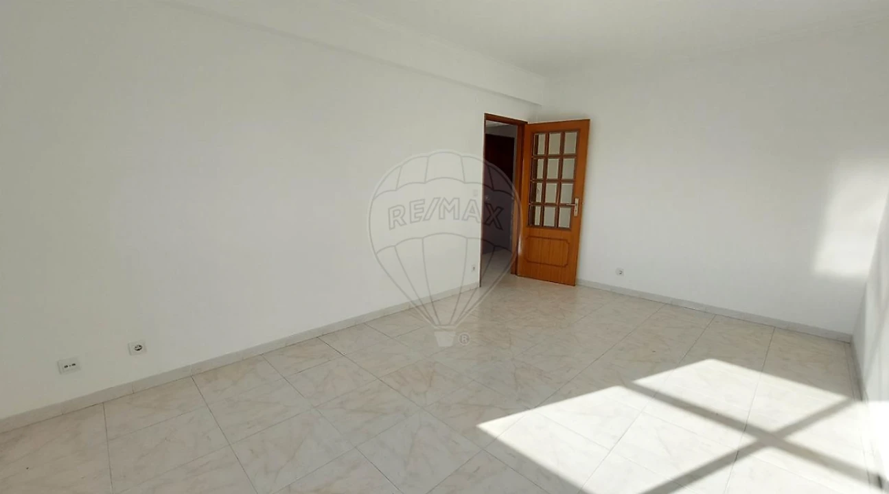 Apartamento T2 para Venda em Algueirão-Mem Martins Foto 4