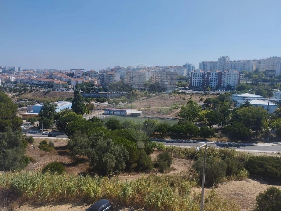 Apartamento T1 para Venda em Laranjeiro e Feijó Foto 1