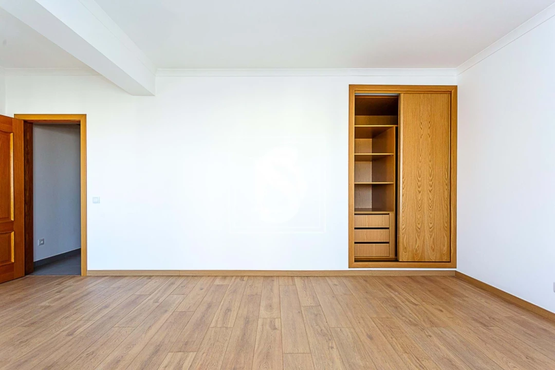 Apartamento T5 para Venda em Faro (Sé e São Pedro) Foto 5