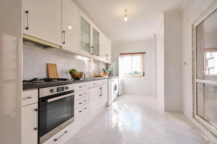 Apartamento T3 para Arrendamento em Lumiar Foto 4