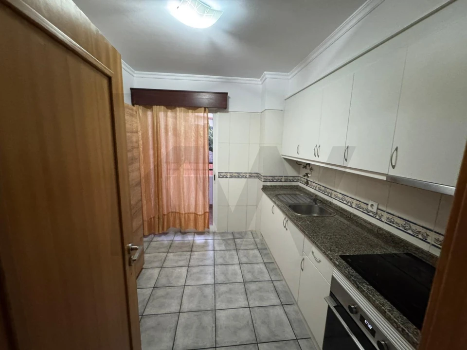 Apartamento T3 para Arrendamento em Estreito de Camara de Lobos Foto 12