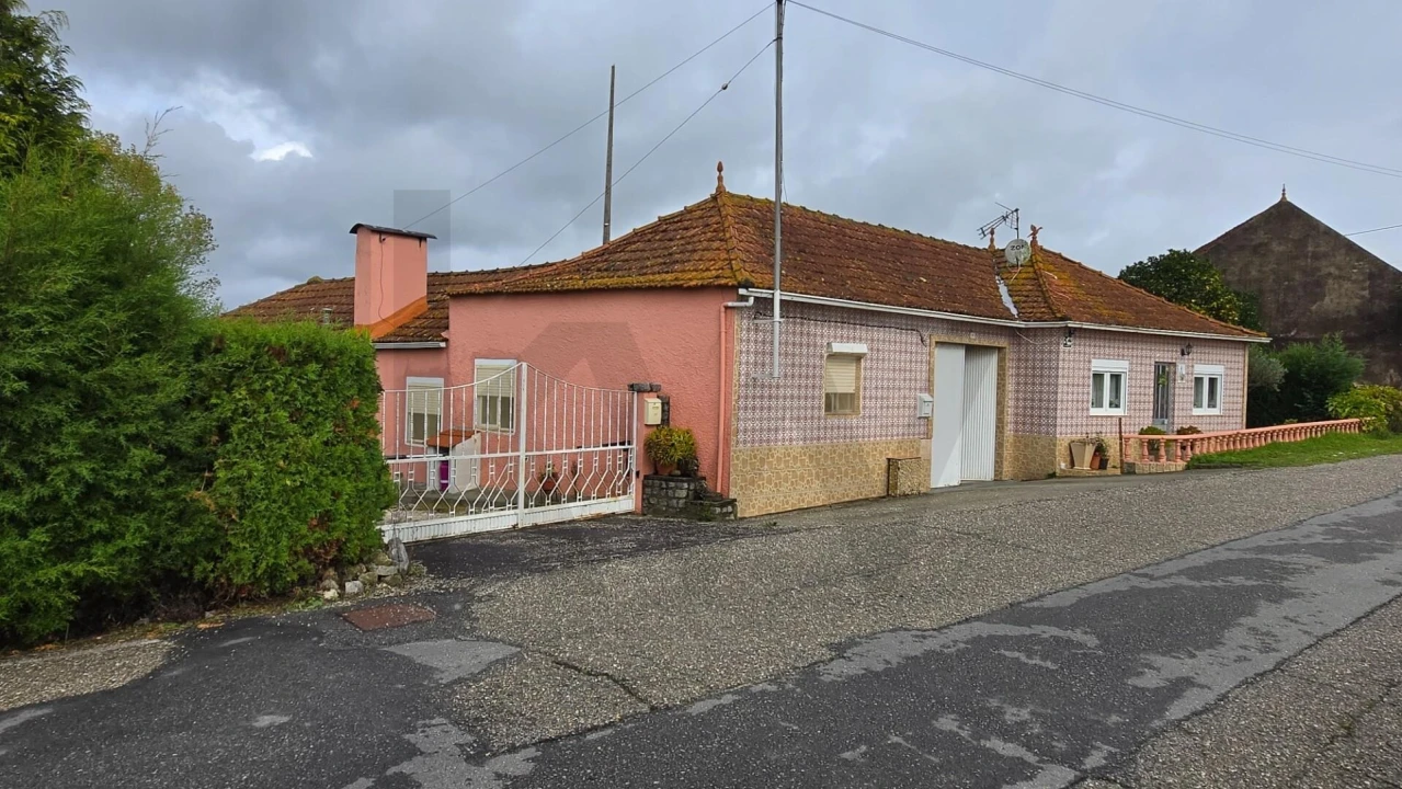 Moradia T5 para Venda em Ouca Foto 1