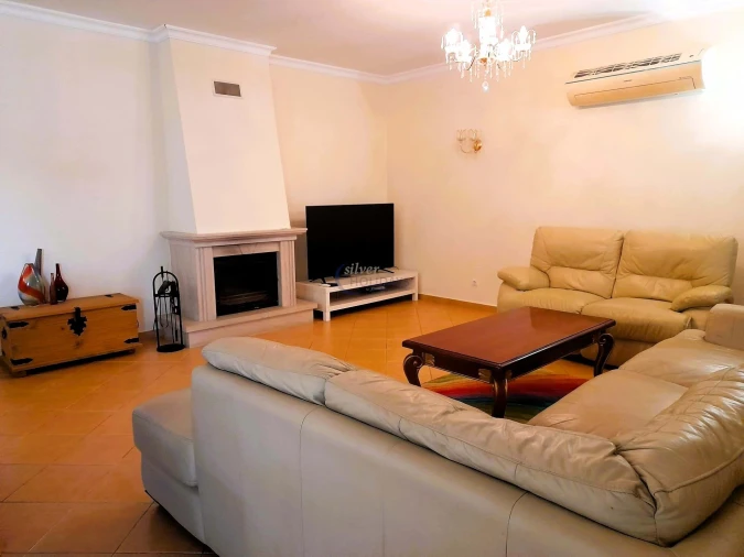 Moradia T4 para Venda em Quarteira Foto 3