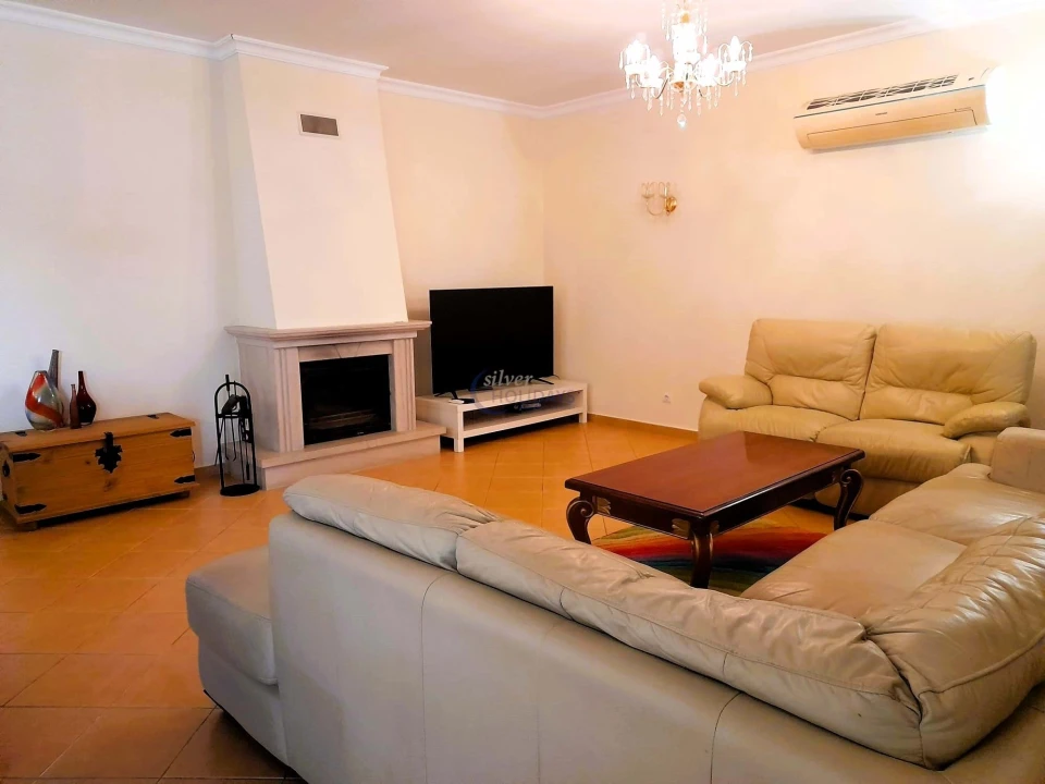 Moradia T4 para Venda em Quarteira Foto 3