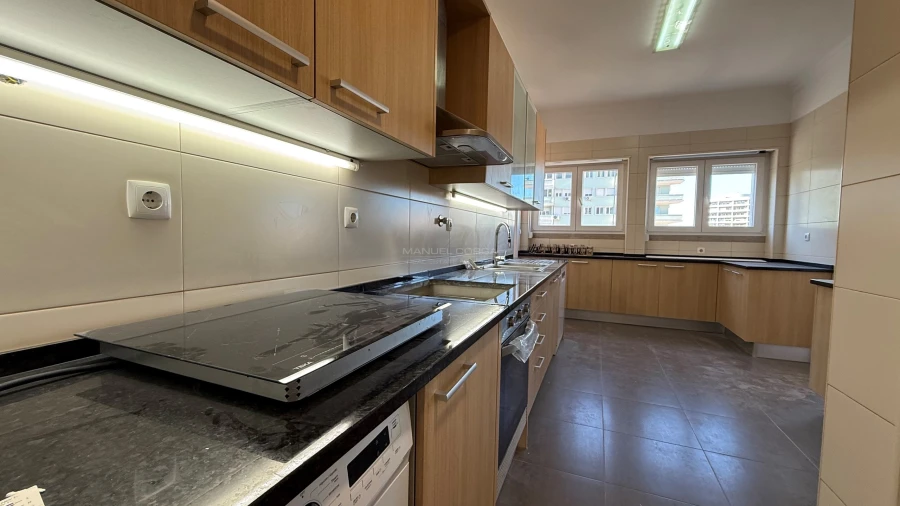 Apartamento T4 para Arrendamento em Alvalade Foto 16