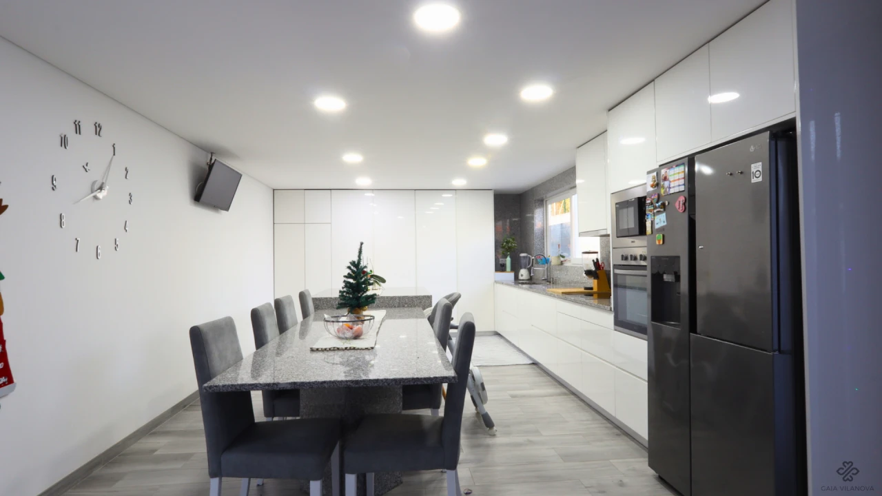 Moradia T4 para Venda em Santa Marinha e São Pedro da Afurada Foto 9