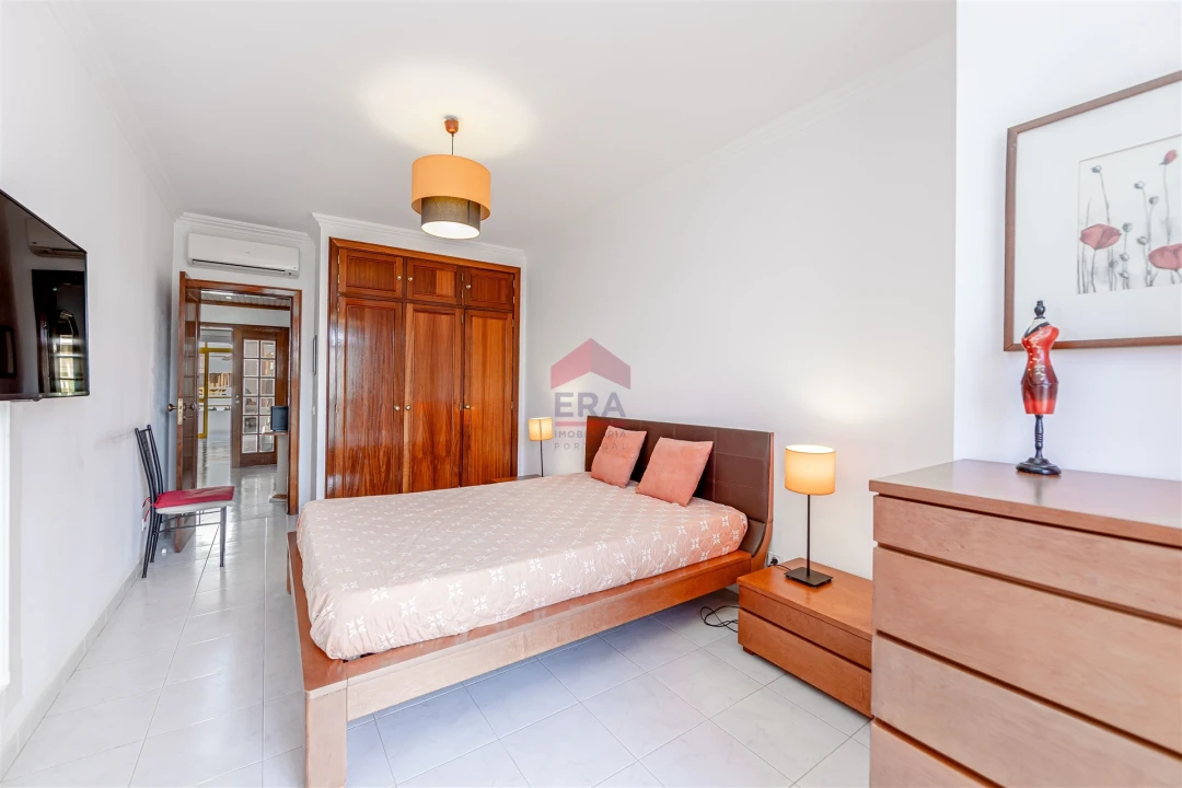 Apartamento T0 para Venda em Quarteira Foto 6