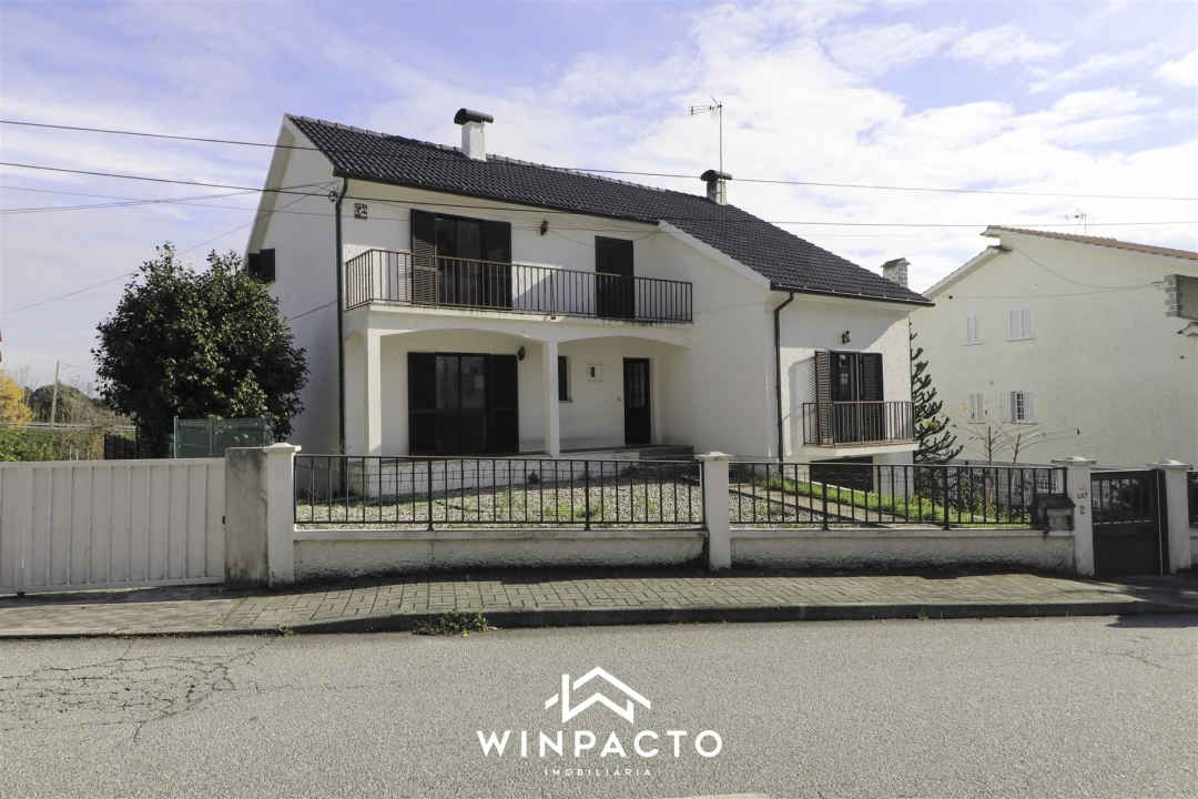 Moradia T4 para Venda em Nelas Foto 1