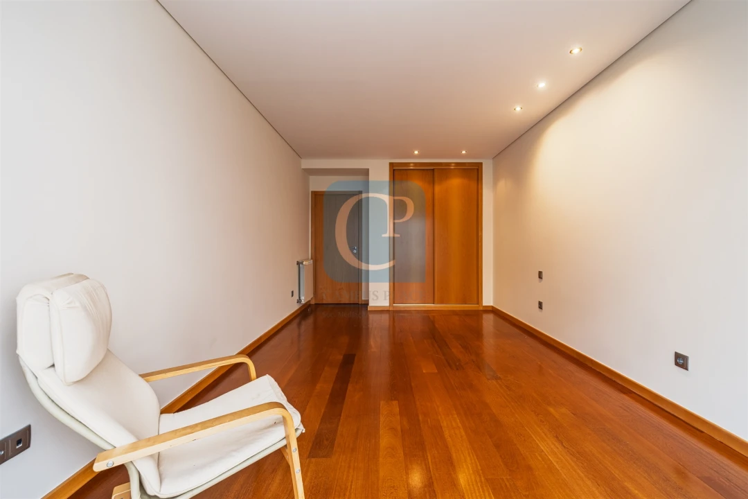 Apartamento T3 para Arrendamento em Pedrouços Foto 24