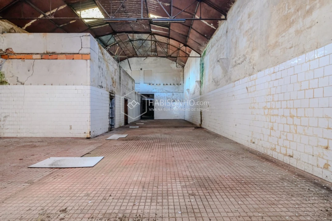 Armazém para Venda em Milheiros Foto 7