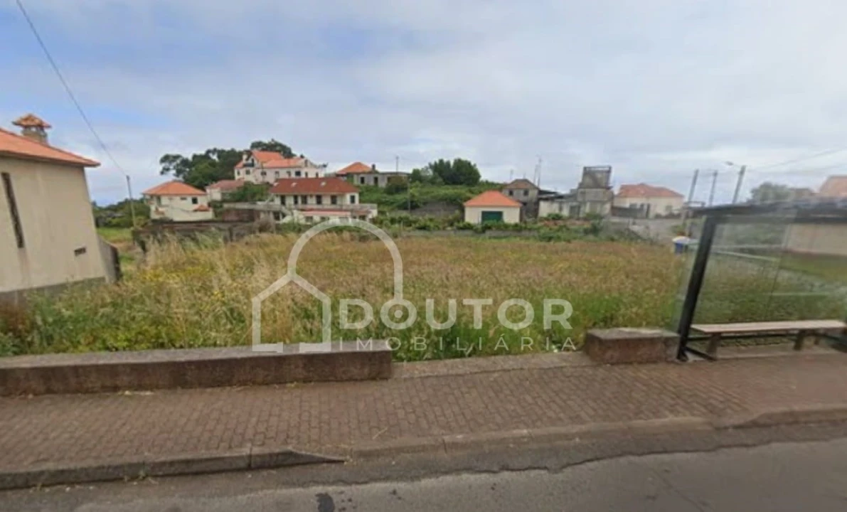 Terreno para Venda em Porto Moniz Foto 1