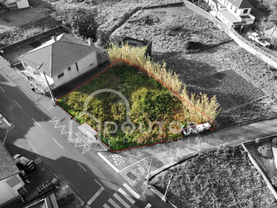 Terreno para Venda em Porto Moniz Foto 1