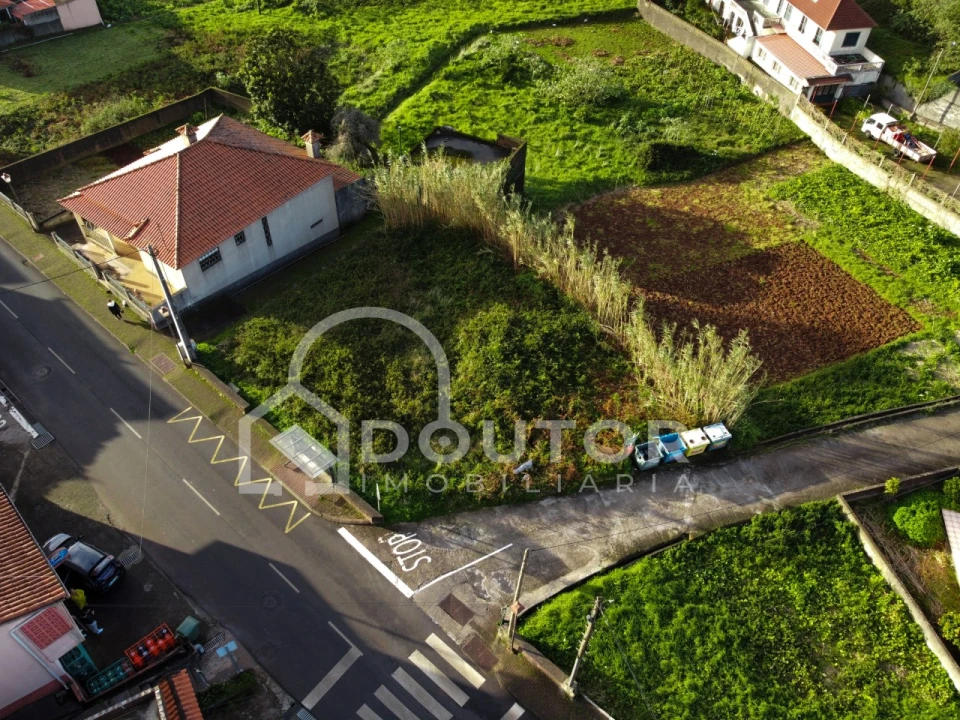 Terreno para Venda em Porto Moniz Foto 3