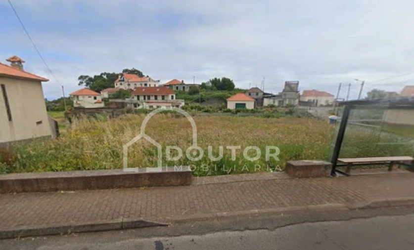 Terreno para Venda em Porto Moniz Foto 1