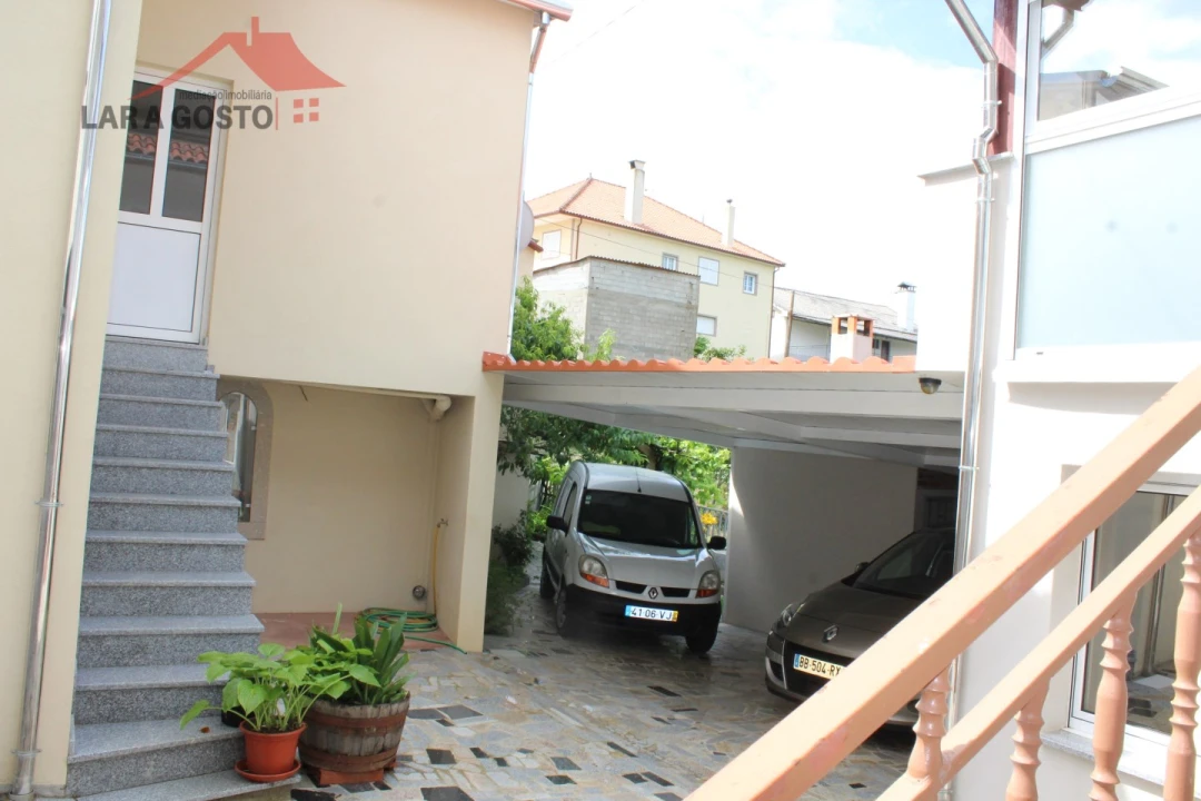 Moradia T4 para Venda em Arcas Foto 11