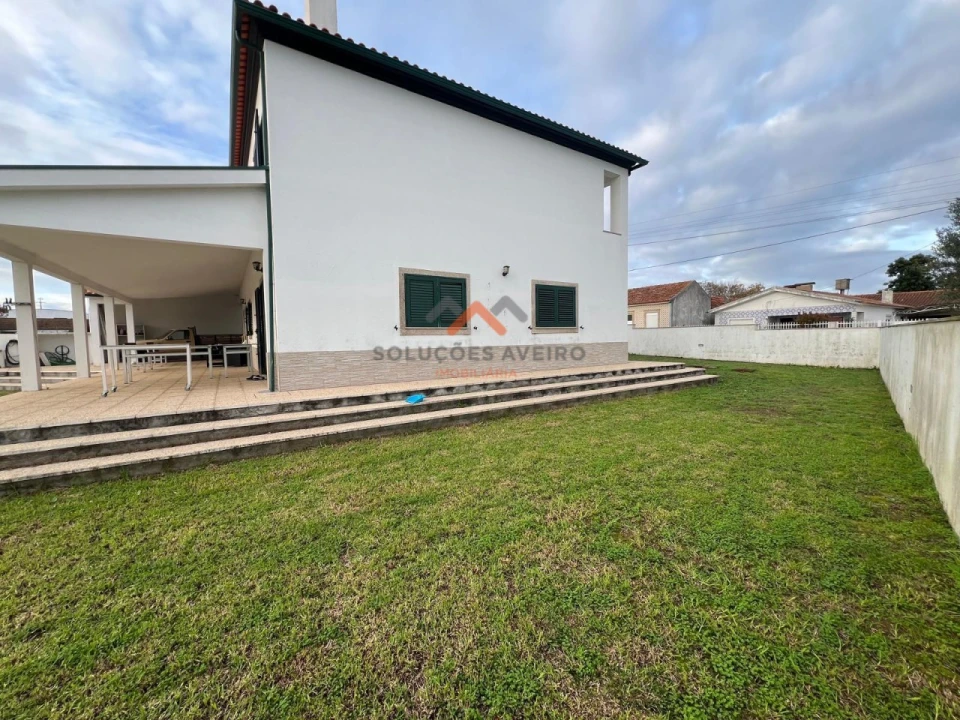 Moradia T4 para Venda em Ouca Foto 3