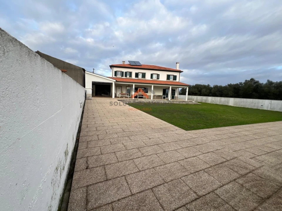 Moradia T4 para Venda em Ouca Foto 4