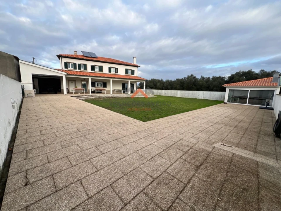 Moradia T4 para Venda em Ouca Foto 1