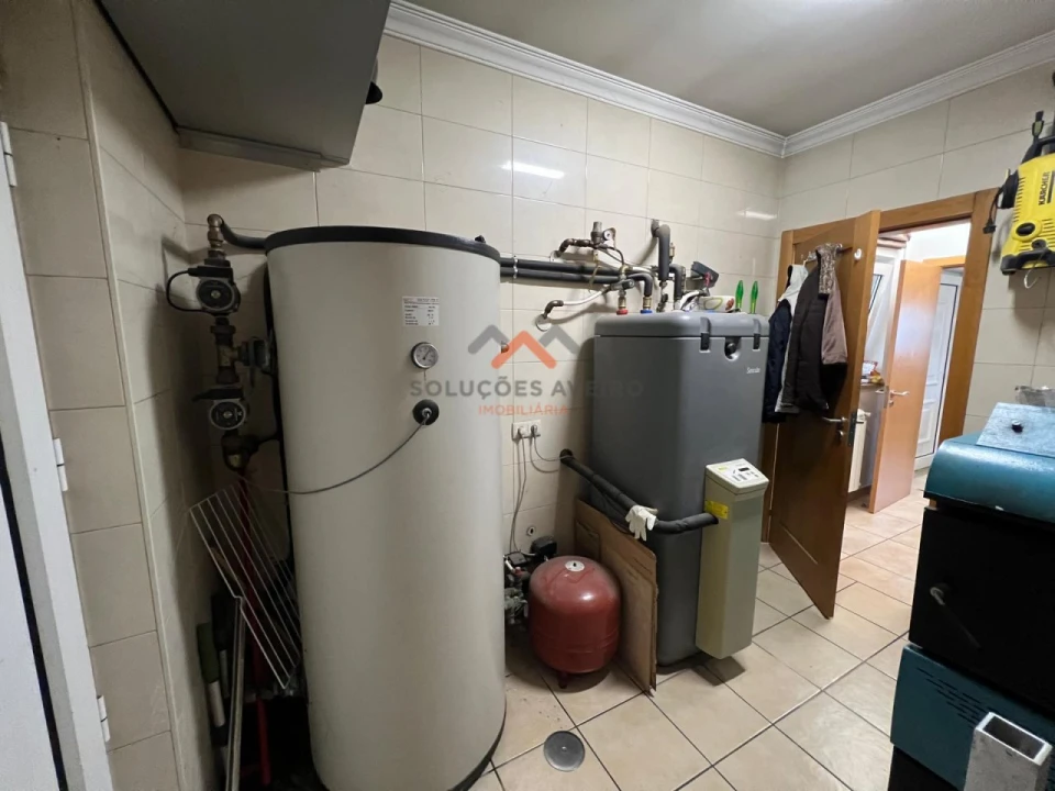 Moradia T4 para Venda em Ouca Foto 15