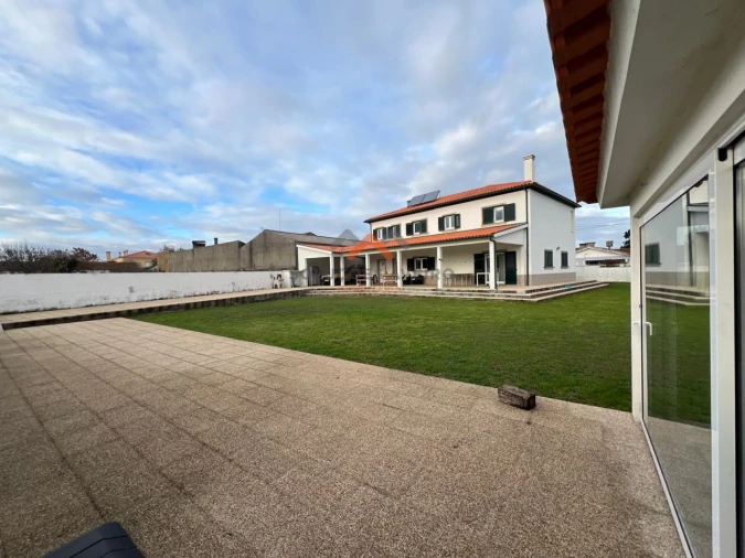 Moradia T4 para Venda em Ouca Foto 2