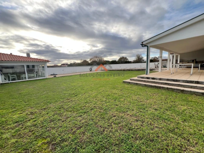 Moradia T4 para Venda em Ouca Foto 5