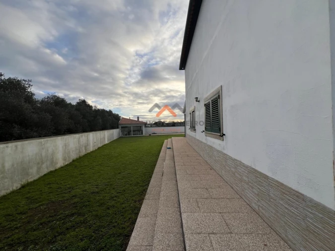 Moradia T4 para Venda em Ouca Foto 10