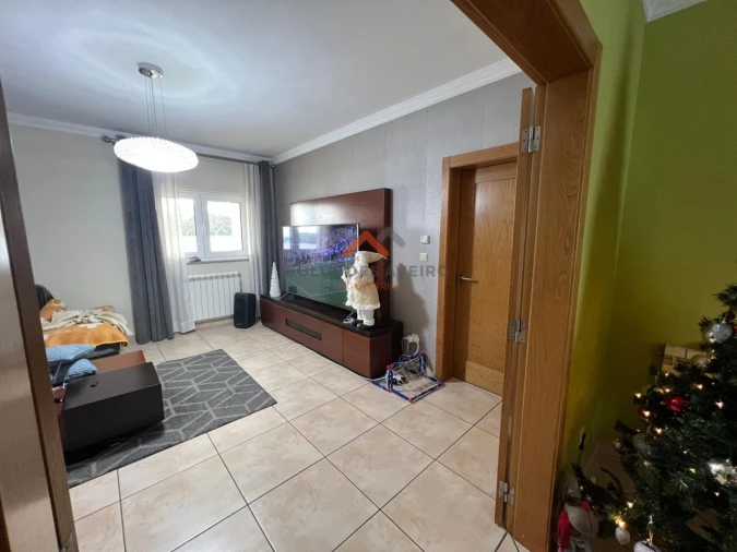 Moradia T4 para Venda em Ouca Foto 13