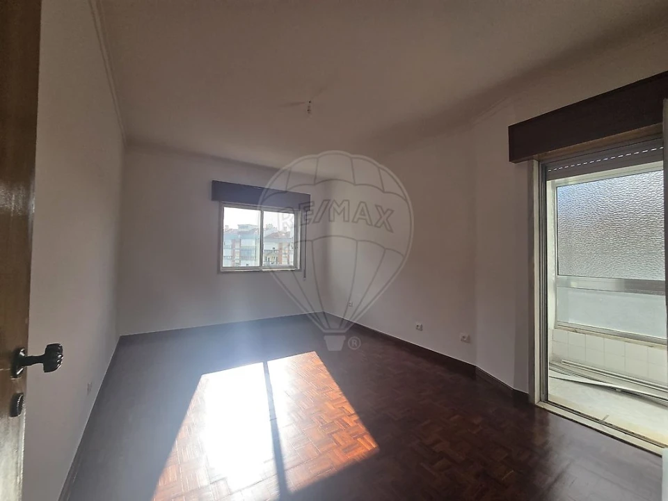 Apartamento T4 para Venda em Massamá e Monte Abraão Foto 15