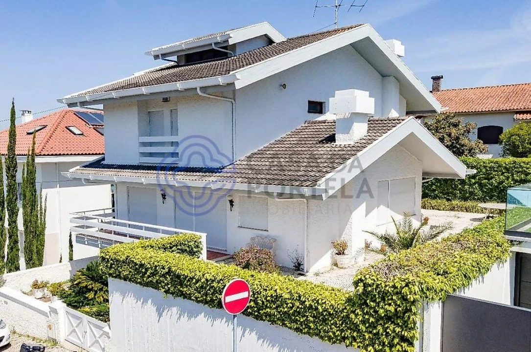 Moradia T5 para Venda em Santo Antonio dos Olivais Foto 1