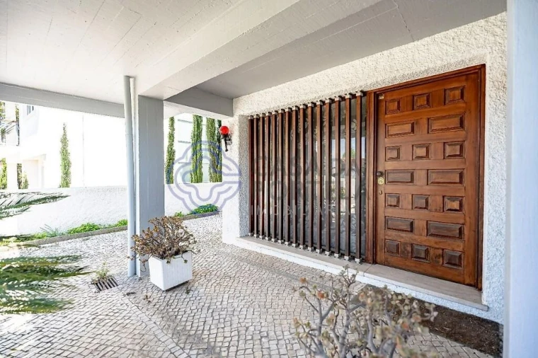 Moradia T5 para Venda em Santo Antonio dos Olivais Foto 4