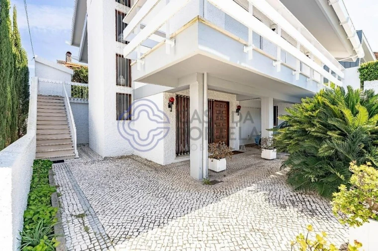 Moradia T5 para Venda em Santo Antonio dos Olivais Foto 3