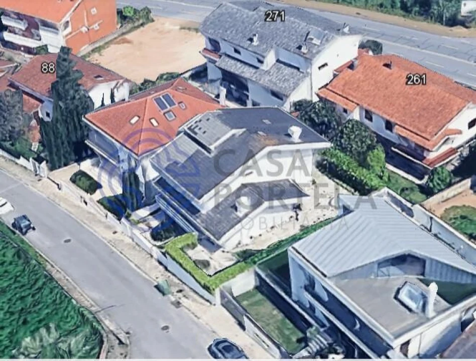 Moradia T5 para Venda em Santo Antonio dos Olivais Foto 9