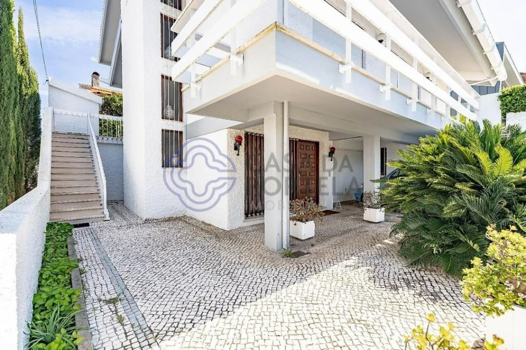 Moradia T5 para Venda em Santo Antonio dos Olivais Foto 3