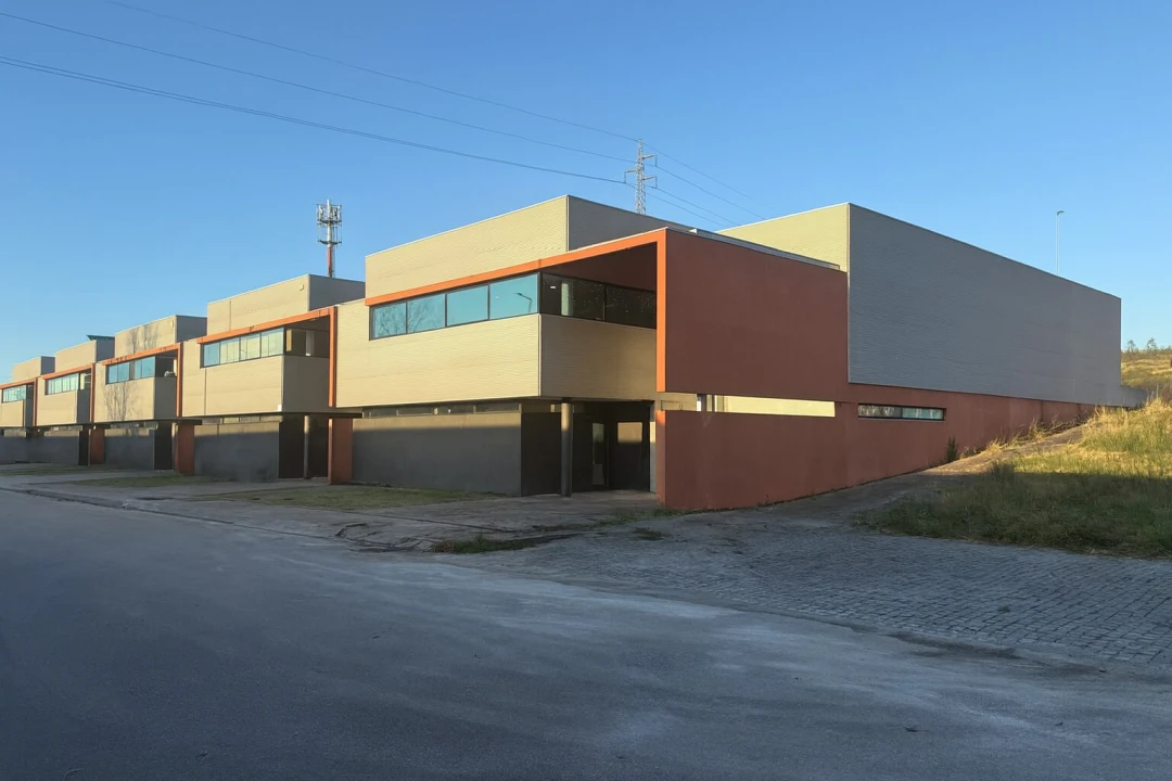 Armazém para Arrendamento em Fermentões Foto 1