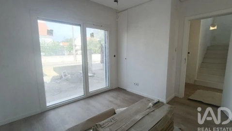Moradia T4 para Venda em Charneca de Caparica e Sobreda