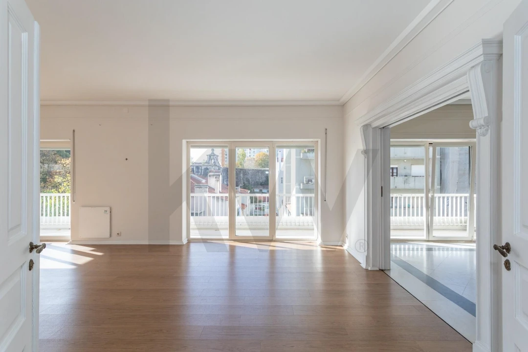 Apartamento T5 para Arrendamento em Santo António Foto 7