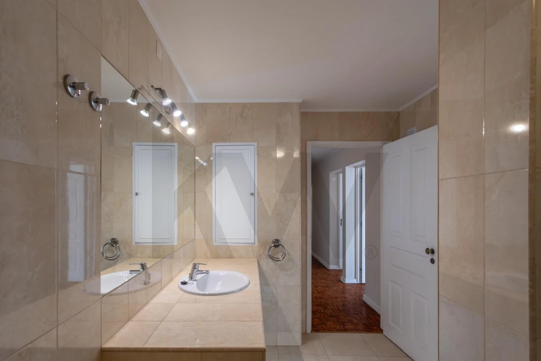 Apartamento T5 para Arrendamento em Santo António Foto 23