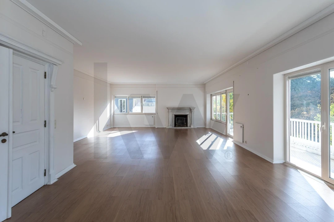 Apartamento T5 para Arrendamento em Santo António Foto 9