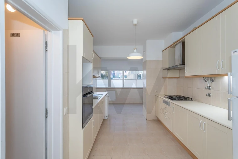 Apartamento T5 para Arrendamento em Santo António Foto 26