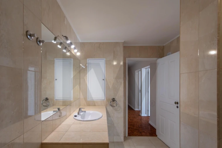 Apartamento T5 para Arrendamento em Santo António Foto 23