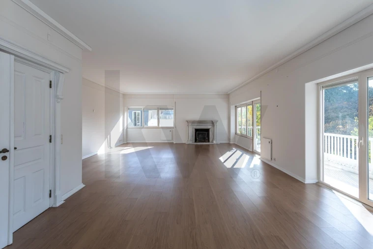 Apartamento T5 para Arrendamento em Santo António Foto 9